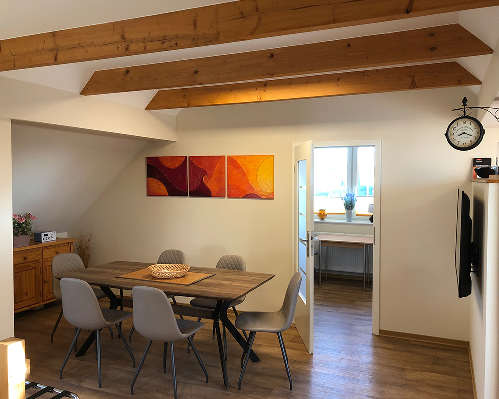 Holiday apartment in the attic for members of a company, workers, commuters, as well as
families and people on vacation near Potsdam & Bergholz-Rehbrücke.