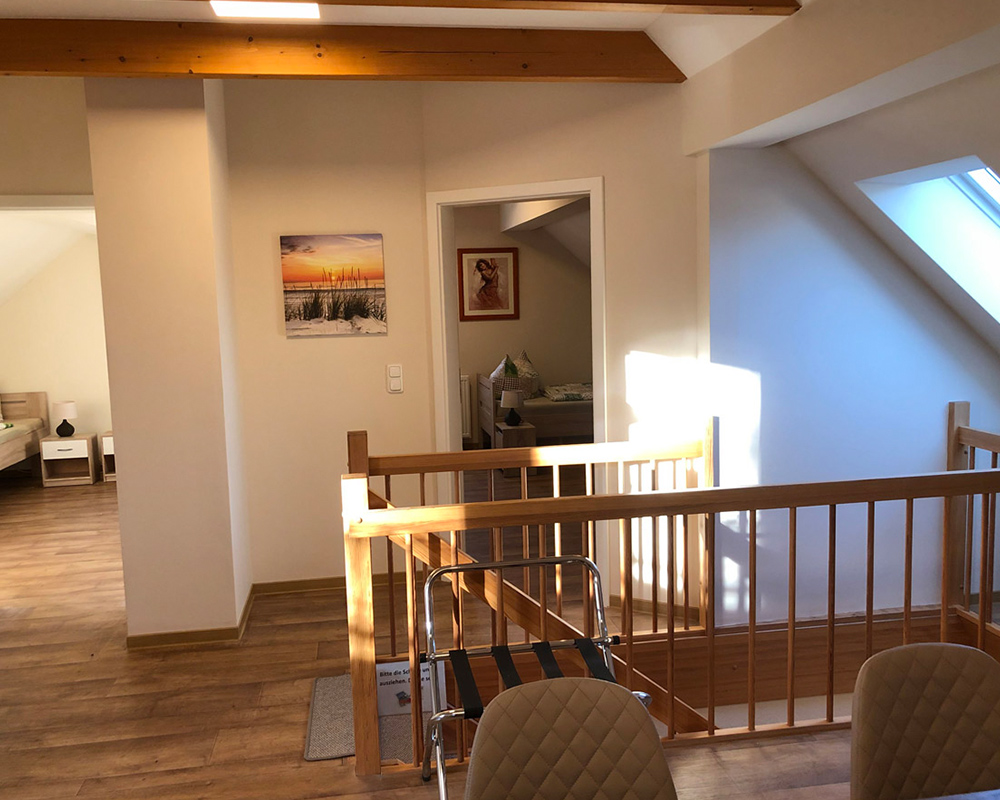 Holiday apartment in the attic for members of a company, workers, commuters, as well as
families and people on vacation near Potsdam & Bergholz-Rehbrücke.